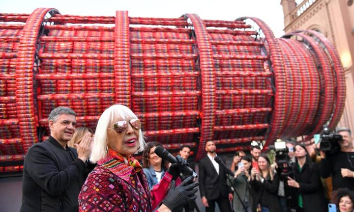 Artista plástica Marta Minujín inaugura una ‘Torre de Pisa de espaguetis’ en Buenos Aires