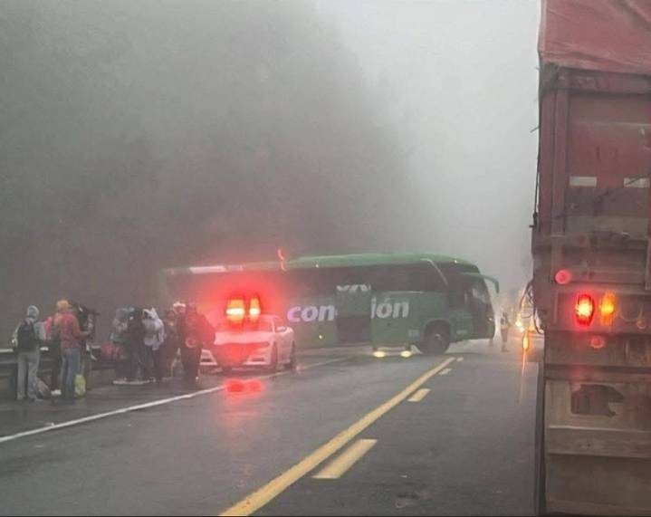 Neblina provoca choque múltiple en Acaxochitlán