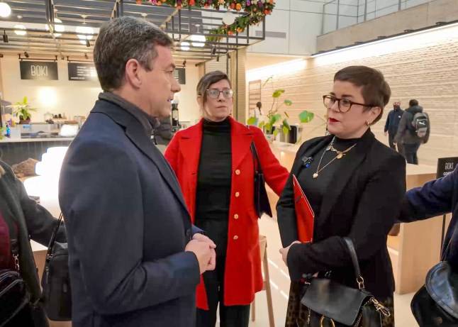 Activists awkwardly try to citizens arrest Southern Water CEO for ‘pollution’