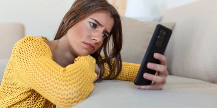 El hábito de revisar seguido el teléfono móvil afecta la memoria y concentración, según la ciencia