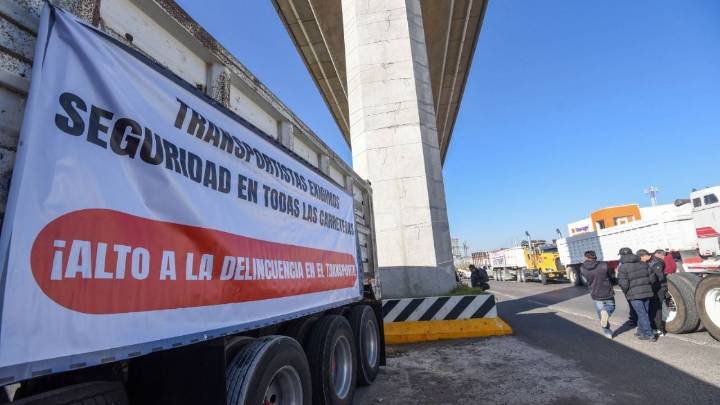 Transportistas y agricultores mantienen bloqueos este lunes en carreteras de al menos 10 estados