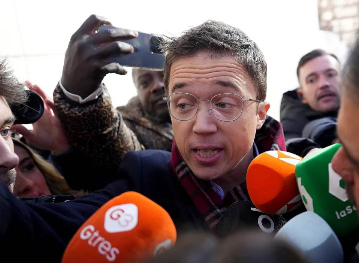 El juez envía al banquillo a Íñigo Errejón por la presunta agresión sexual a la actriz Elisa Mouliaá