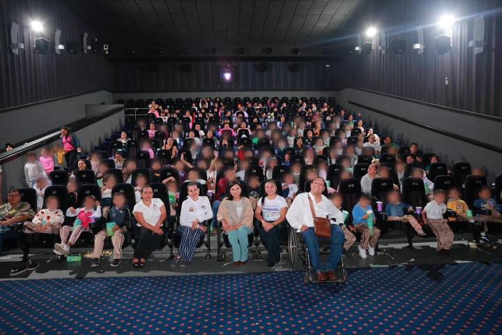 Centro brinda esparcimiento en cines a más de 400 infantes y padres de familia