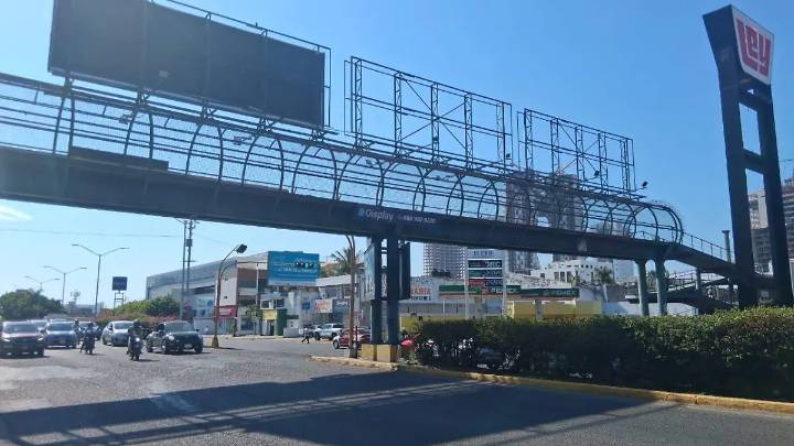 Así se concesionaron los puentes peatonales donde fueron colocadas y retiradas lonas de desaparecidos