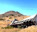 Vuelca tráiler con migrantes; al menos 4 muertos y 10 heridos