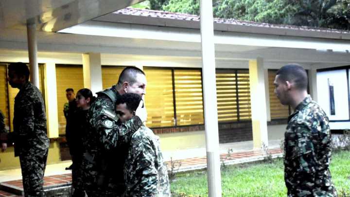 La guerrilla del Eln liberó a cinco soldados colombianos secuestrados hace una semana