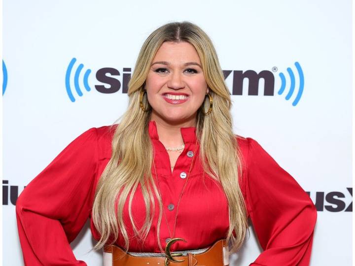 Kelly Clarkson rips ex-manager who told her to 'get a boob job'