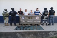 Michoacán: aseguran vehículo con armas y equipo táctico y detienen a cuatro personas