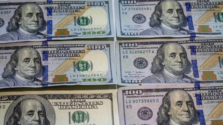 Dólar revierte pérdidas y cierra por encima de $3.700; peso colombiano es la moneda más valorizada de América Latina