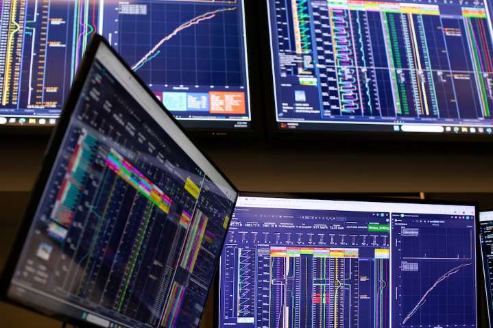 Los bonos argentinos inician la semana en alza, con el riesgo país abajo de los 600 puntos