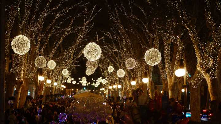 El encendido de luces de Navidad en Palma se estrena en Plaza de España con un espectáculo estelar