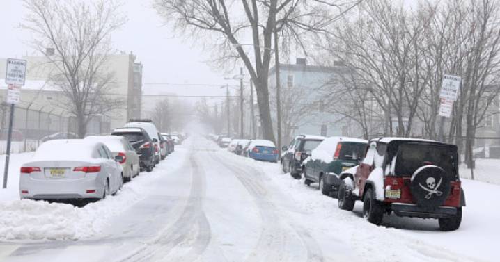 Winter parking regulations begin Monday in Milwaukee
