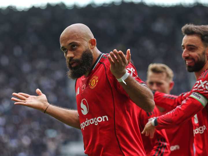 Man United look to get back to their winning ways against Everton