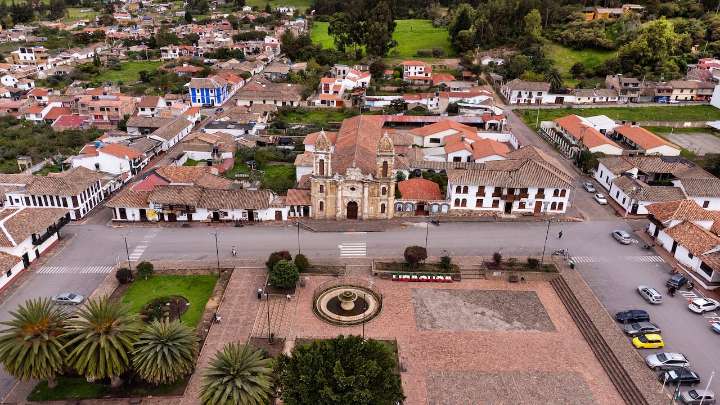 No es Villa de Leyva. El pequeño pueblo boyacense que enamora con su estilo colonial