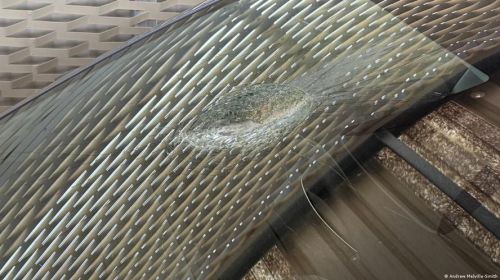 Objeto derrite parabrisas de un Tesla en plena autopista