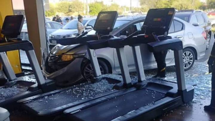 Menor confunde pedal de su auto y destruye ventanal de gimnasio en San Nicolás