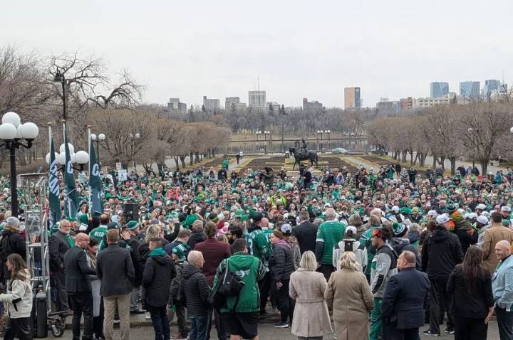 Thousands of Rider fans pack the streets, Legislative Grounds for Grey Cup parade