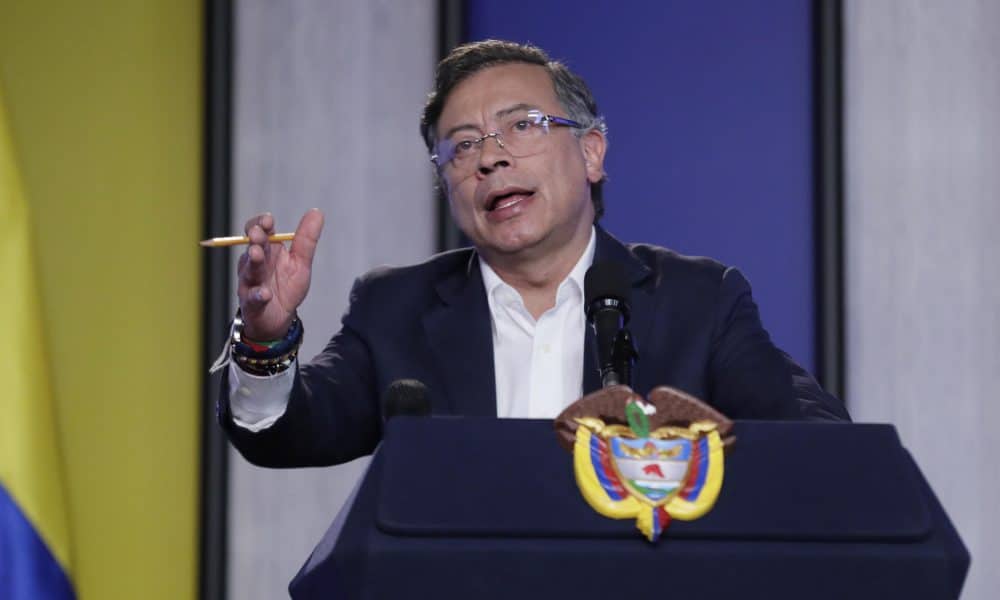 Abren investigación a Petro por llevar a un acto público a jefes de bandas criminales