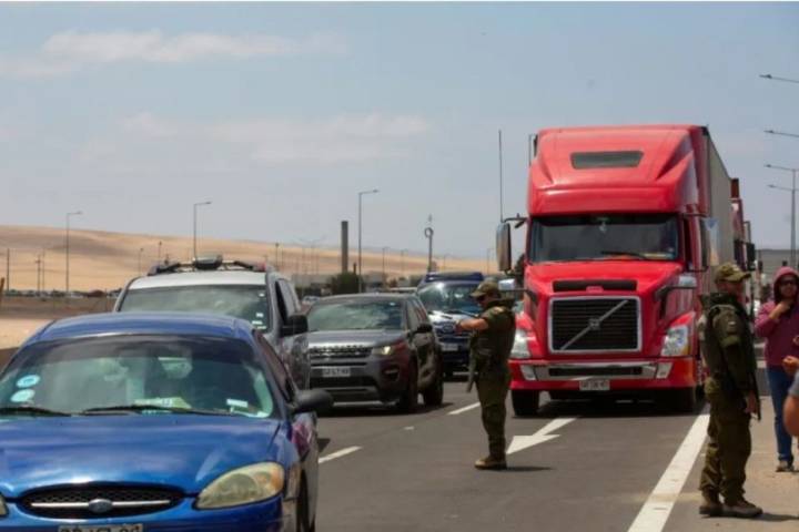 Decenas de migrantes varados al intentar salir de Chile: no les permiten entrar a Perú