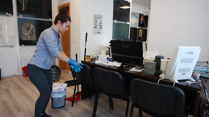 Los negocios intentan volver a la normalidad tras la tromba de agua que anegó Cáceres: "Se me venía a la cabeza todo el rato la DANA de Valencia; espero poder abrir la tienda este viernes"