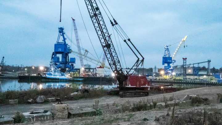 Still here — Manitowoc’s big blue cranes may now move early Nov. 17