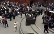 Minuto de silencio y aplausos dan diputados en memoria del alcalde Carlos Manzo