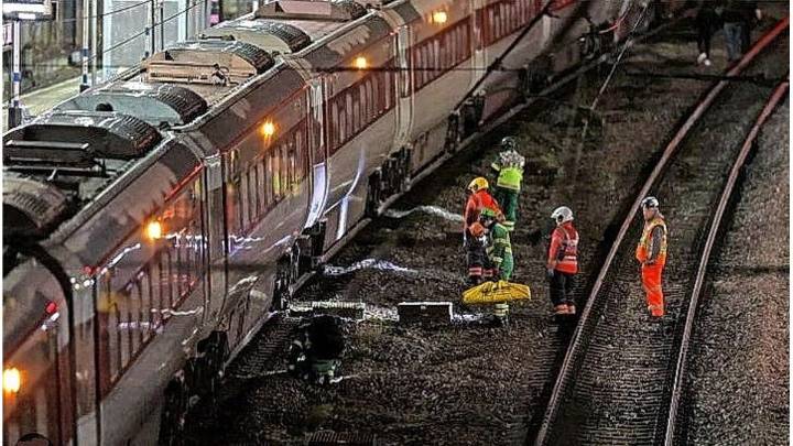 Horror en un tren en Londres: ataque masivo con arma blanca dejó 11 heridos
