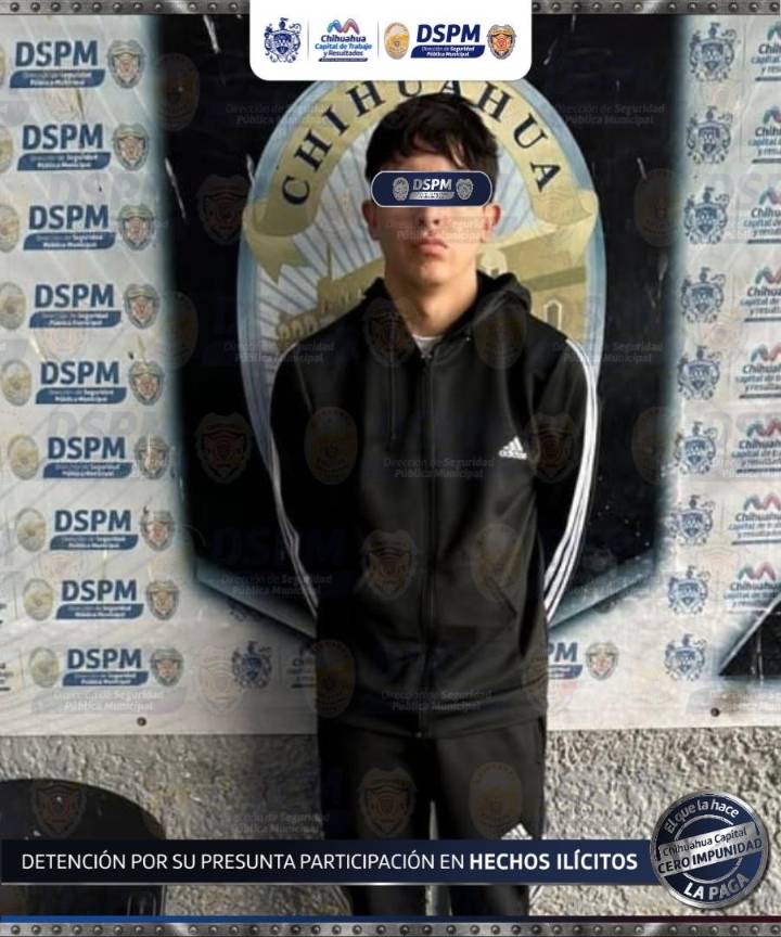 Detienen municipales a conductor con 24 bolsas de posible marihuana y cocaína