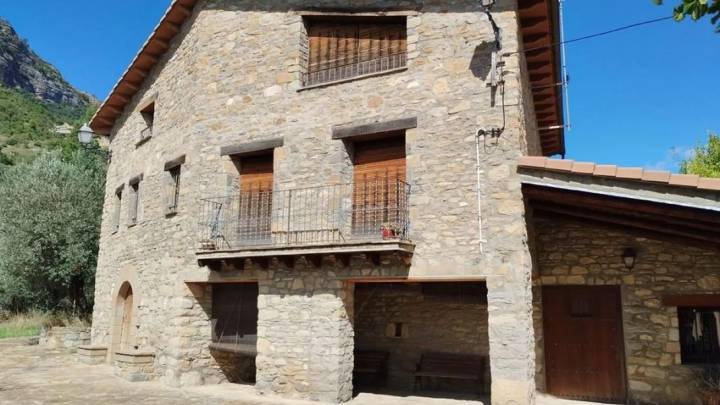 Finca rústica de lujo a la venta cerca de Huesca: 2 plantas, buhardilla y una gran terraza