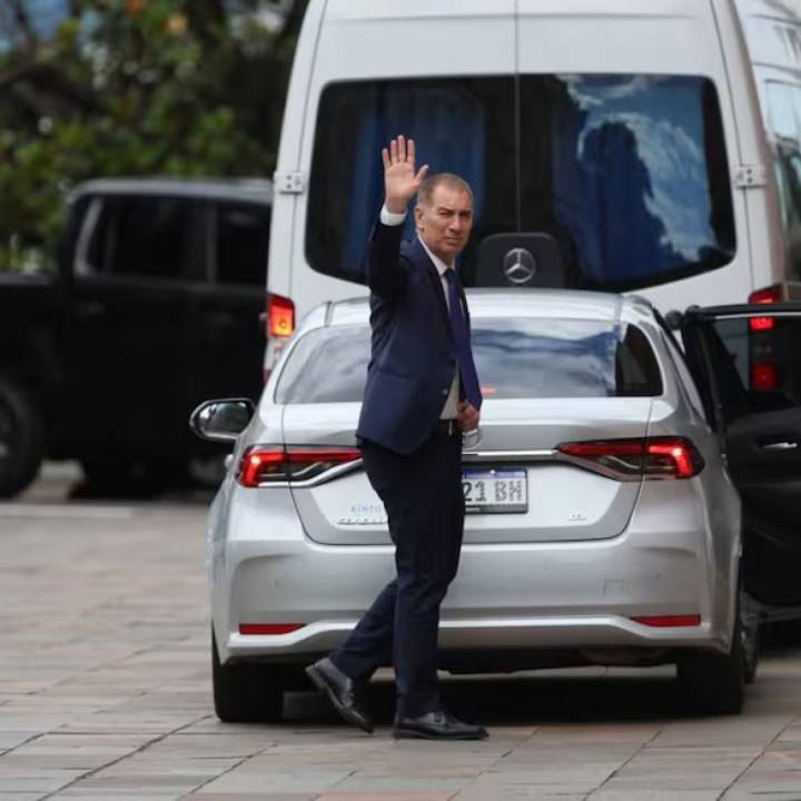 Santilli debutó en la mesa política y el gabinete, aunque sus funciones siguen recortadas