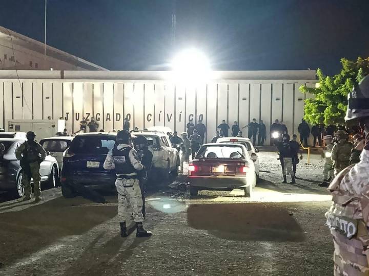 Arrojan explosivo contra Secretaría de Seguridad Pública de Mazatlán