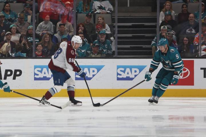 Deadspin | Philipp Kurashev heroics propel Sharks to OT win over Avalanche