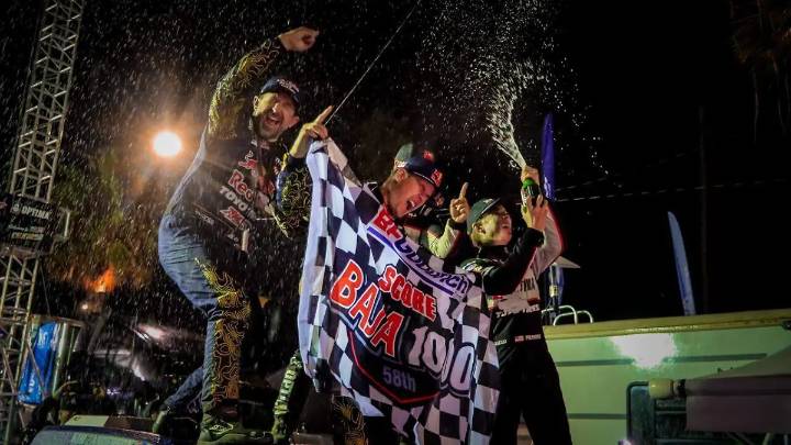 La Baja 1000 corona a Menzies y Polvoorde en un triunfo arrollador
