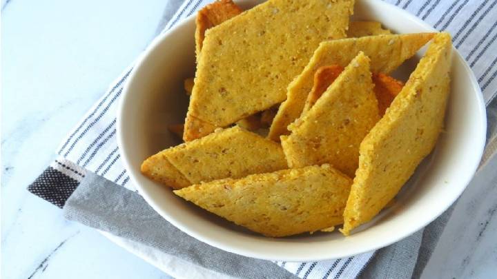 Así se preparan las irresistibles crackers de garbanzos o lentejas que duran una semana