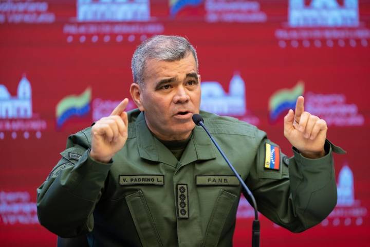 Vladimir Padrino López acusa a EE. UU. de amenaza militar y asegura que Venezuela responde “con la cara levantada”