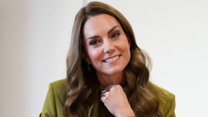 Kate Middleton sigue los pasos de Lady Di: usa la moda como su nuevo lenguaje de comunicación y este traje sastre lo confirma