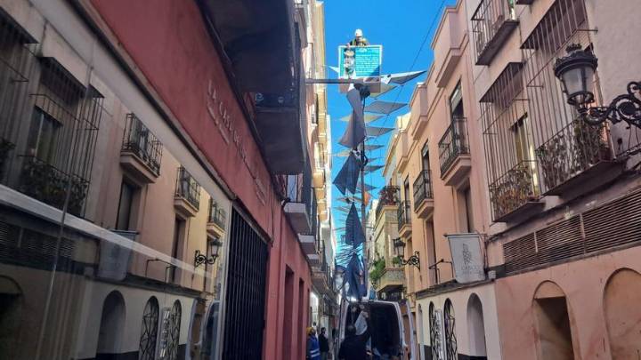 Vídeo | Comienza la retirada de los toldos de la Calle San Juan de Badajoz
