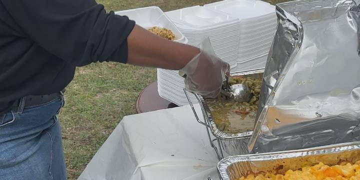 Northfield volunteers hand out Thanksgiving meal boxes