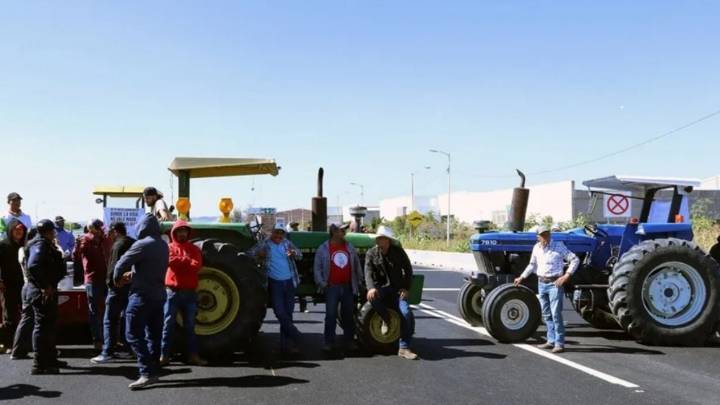 Agricultores continúan bloqueos en Guanajuato por falta de acuerdo en precios base del maíz