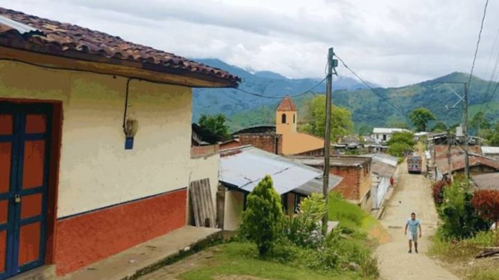 El pequeño pueblo de Antioquia donde es posible caminar entre cascadas y bosques sagrados