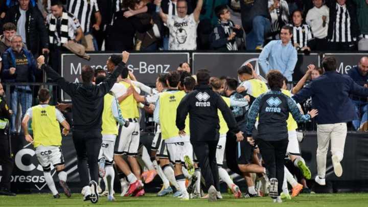 El Castellón remonta con dos goles en el descuento y escapa del descenso
