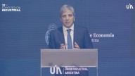 "Es mejor una flotación entre bandas que una flotación libre" El ministro de Economía Luis Caputo habló ante empresarios de la UIA del dólar y destacó que la mayoría de los países no flota libremente.