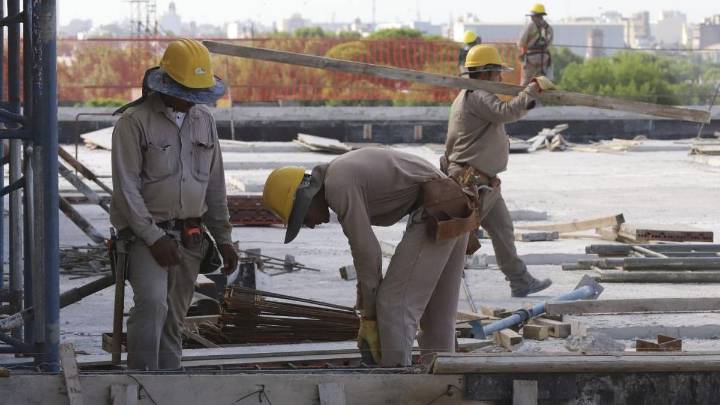 Reforma laboral: el Gobierno analiza un posible blanqueo de trabajadores a costo cero