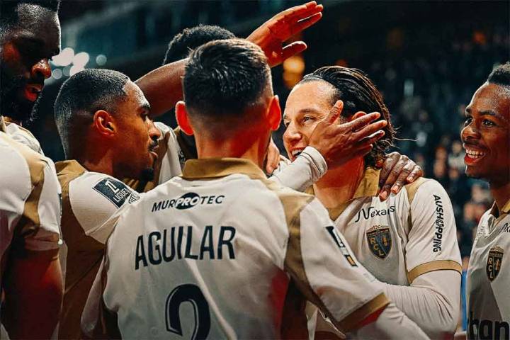 Lens inesperado líder del fútbol francés