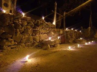 Pueblos yucatecos despiden a las Ánimas con velas encendidas en puertas y albarradas