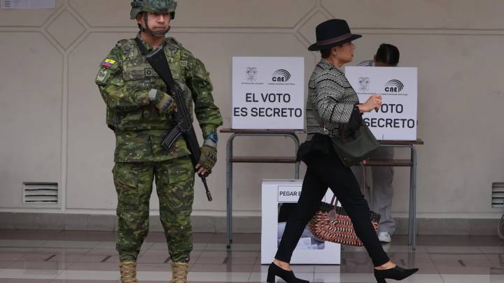 El 'No' se impone en las cuatro preguntas del referéndum de Ecuador, según datos preliminares