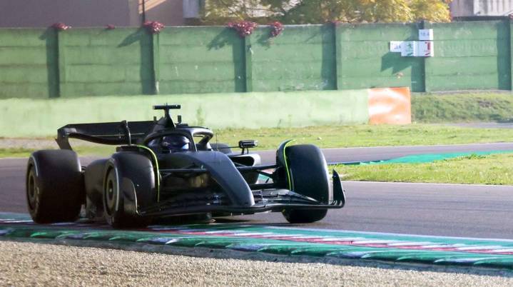 Sergio Pérez al volante de una “Ferrari negra” como ensayo de cara al debut de Cadillac en la F1