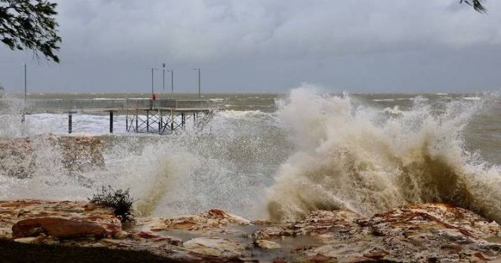 Destructive winds hammer Top End as cyclone nears