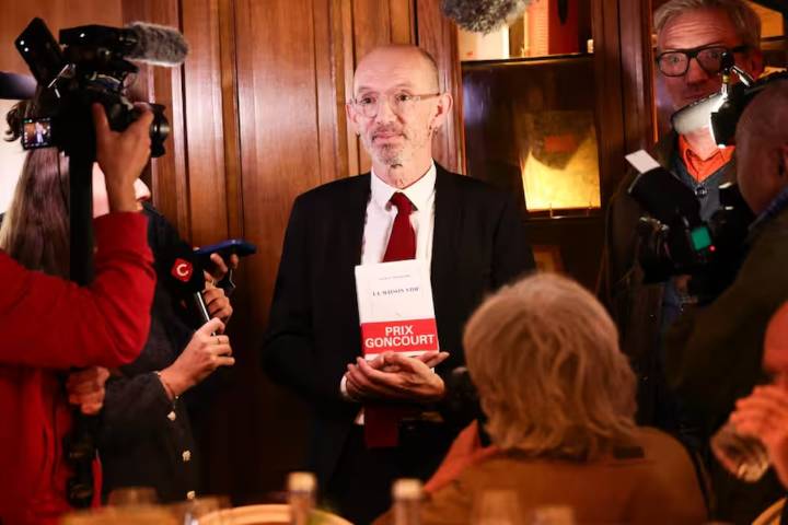 El francés Laurent Mauvignier gana el premio Goncourt por ‘La maison vide’