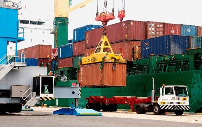 Las barreras arancelarias o no arancelarias son perjudiciales para la economía: presidente de economistas